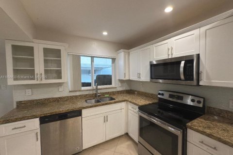House in Hallandale Beach, Florida 5 bedrooms, 174.66 sq.m. № 1882422 - photo 6