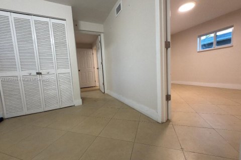 House in Hallandale Beach, Florida 5 bedrooms, 174.66 sq.m. № 1882422 - photo 25