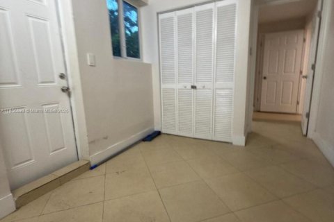House in Hallandale Beach, Florida 5 bedrooms, 174.66 sq.m. № 1882422 - photo 24