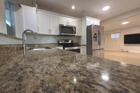 House in Hallandale Beach, Florida 5 bedrooms, 174.66 sq.m. № 1882422 - photo 7