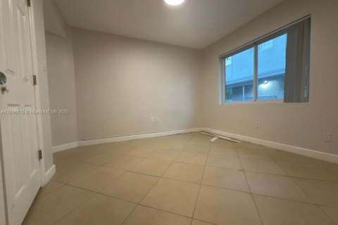 House in Hallandale Beach, Florida 5 bedrooms, 174.66 sq.m. № 1882422 - photo 17