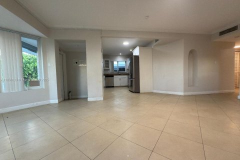House in Hallandale Beach, Florida 5 bedrooms, 174.66 sq.m. № 1882422 - photo 3