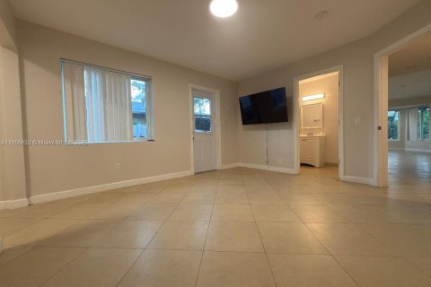 House in Hallandale Beach, Florida 5 bedrooms, 174.66 sq.m. № 1882422 - photo 12