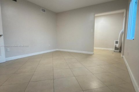 House in Hallandale Beach, Florida 5 bedrooms, 174.66 sq.m. № 1882422 - photo 16