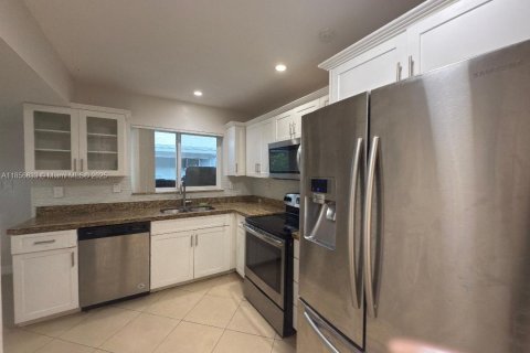 House in Hallandale Beach, Florida 5 bedrooms, 174.66 sq.m. № 1882422 - photo 5