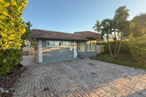 House in Hallandale Beach, Florida 5 bedrooms, 174.66 sq.m. № 1882422 - photo 1