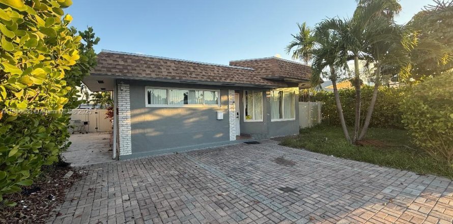 House in Hallandale Beach, Florida 5 bedrooms, 174.66 sq.m. № 1882422