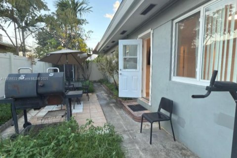 House in Hallandale Beach, Florida 5 bedrooms, 174.66 sq.m. № 1882422 - photo 29