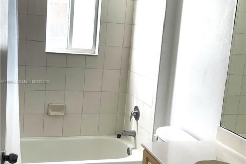 Condo in Miami, Florida, 2 bedrooms  № 1951648 - photo 10