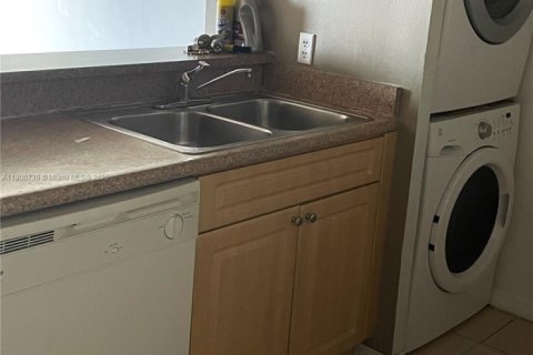 Condo in Miami, Florida, 2 bedrooms  № 1951648 - photo 14