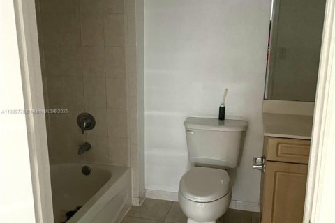 Condo in Miami, Florida, 2 bedrooms  № 1951648 - photo 4