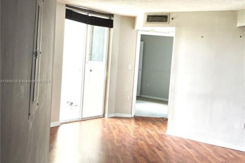 Condo in Miami, Florida, 2 bedrooms  № 1951648 - photo 15