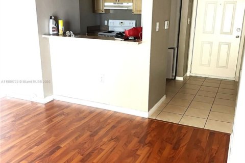 Condo in Miami, Florida, 2 bedrooms  № 1951648 - photo 6