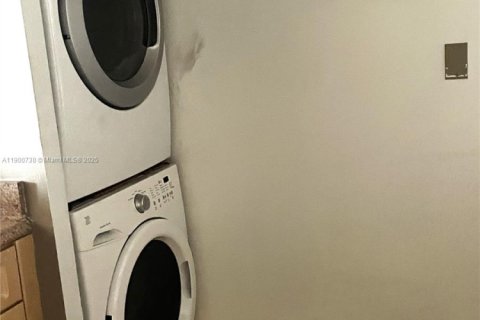 Condo in Miami, Florida, 2 bedrooms  № 1951648 - photo 13