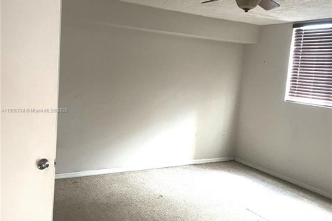 Condo in Miami, Florida, 2 bedrooms  № 1951648 - photo 2