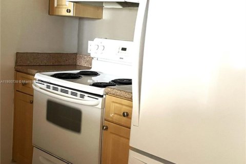 Condo in Miami, Florida, 2 bedrooms  № 1951648 - photo 12