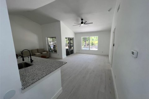 Casa en venta en Tampa, Florida, 4 dormitorios, 131.27 m2 № 2230235 - foto 2