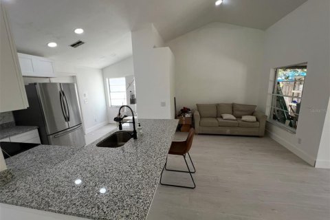 Casa en venta en Tampa, Florida, 4 dormitorios, 131.27 m2 № 2230235 - foto 4