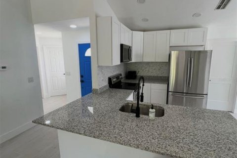 Casa en venta en Tampa, Florida, 4 dormitorios, 131.27 m2 № 2230235 - foto 7