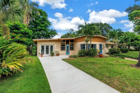 House in Saint Petersburg, Florida 3 bedrooms, 194.35 sq.m. № 1904932 - photo 1