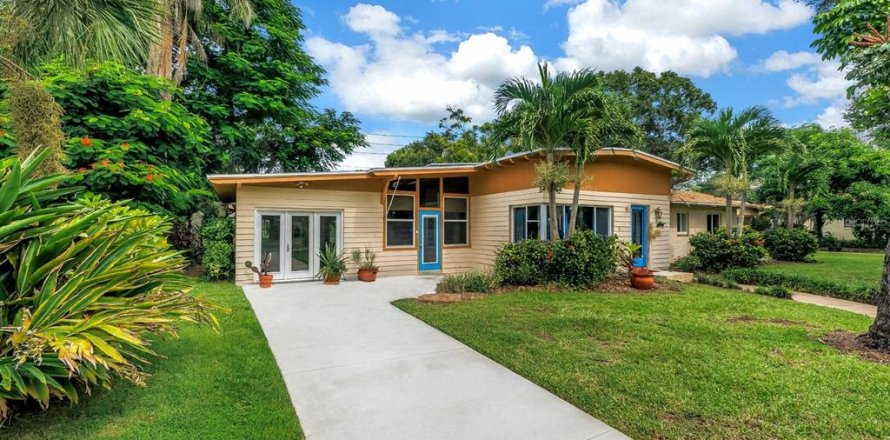 House in Saint Petersburg, Florida 3 bedrooms, 194.35 sq.m. № 1904932
