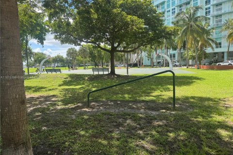 Condo in Miami, Florida, 1 bedroom  № 1921786 - photo 7