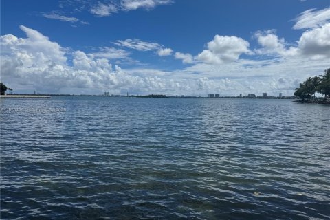 Condo in Miami, Florida, 1 bedroom  № 1921786 - photo 2