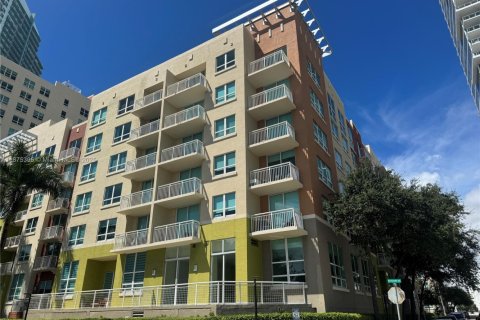 Condo in Miami, Florida, 1 bedroom  № 1921786 - photo 1