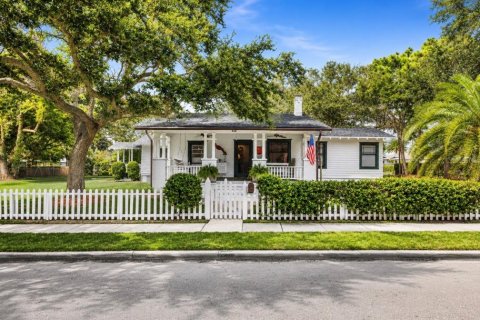House in Dunedin, Florida 4 bedrooms, 214.42 sq.m. № 2199664 - photo 2