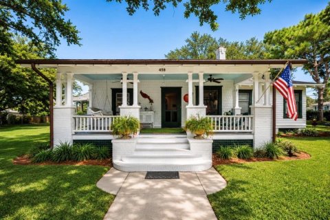 House in Dunedin, Florida 4 bedrooms, 214.42 sq.m. № 2199664