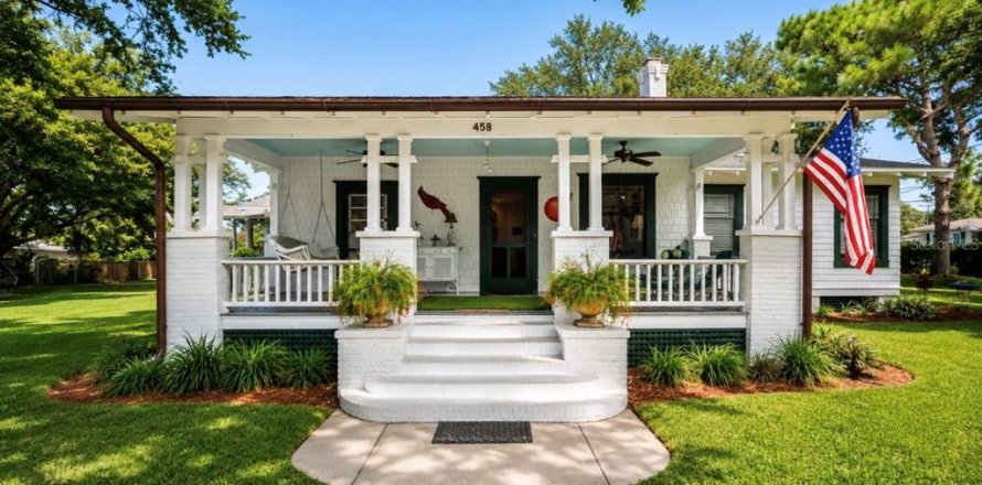 House in Dunedin, Florida 4 bedrooms, 214.42 sq.m. № 2199664