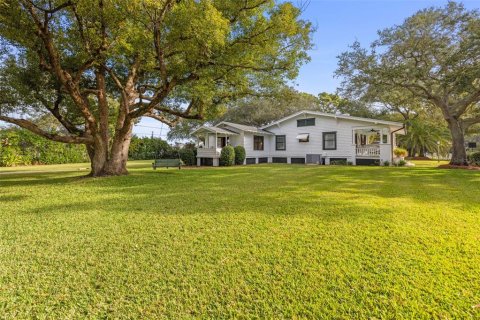 House in Dunedin, Florida 4 bedrooms, 214.42 sq.m. № 2199664 - photo 4