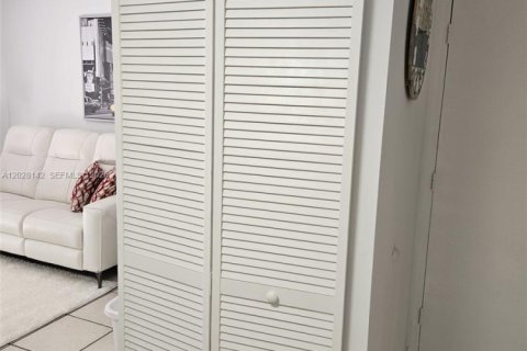 Touwnhouse à louer à Miami, Floride: 2 chambres, 104.05 m2 № 2178832 - photo 7