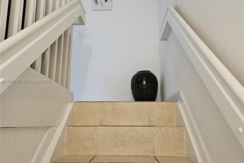 Touwnhouse à louer à Miami, Floride: 2 chambres, 104.05 m2 № 2178832 - photo 15