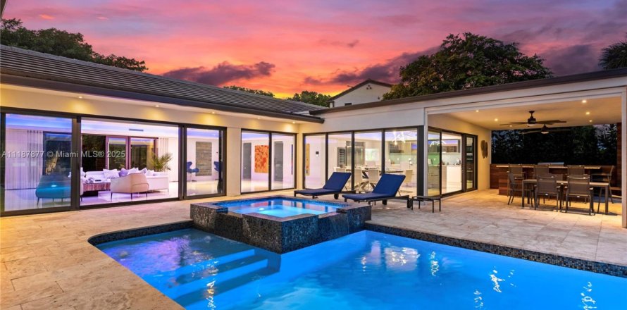 Casa en Hollywood, Florida 5 dormitorios, 363.15 m2 № 2060102