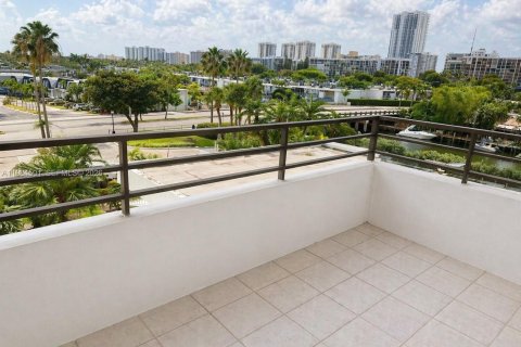 Condo in Hallandale Beach, Florida, 1 bedroom  № 2045719 - photo 18