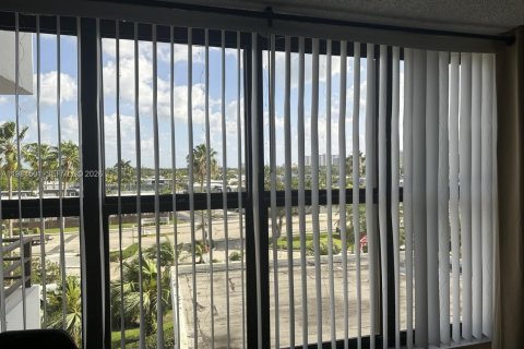 Condo in Hallandale Beach, Florida, 1 bedroom  № 2045719 - photo 15