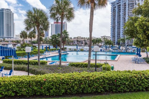 Condo in Hallandale Beach, Florida, 1 bedroom  № 2045719 - photo 22