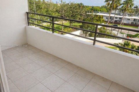 Condo in Hallandale Beach, Florida, 1 bedroom  № 2045719 - photo 19