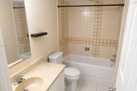 Condo in Hallandale Beach, Florida, 1 bedroom  № 2045719 - photo 17