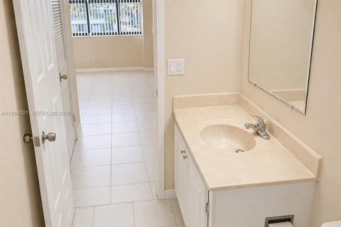 Condo in Hallandale Beach, Florida, 1 bedroom  № 2045719 - photo 16