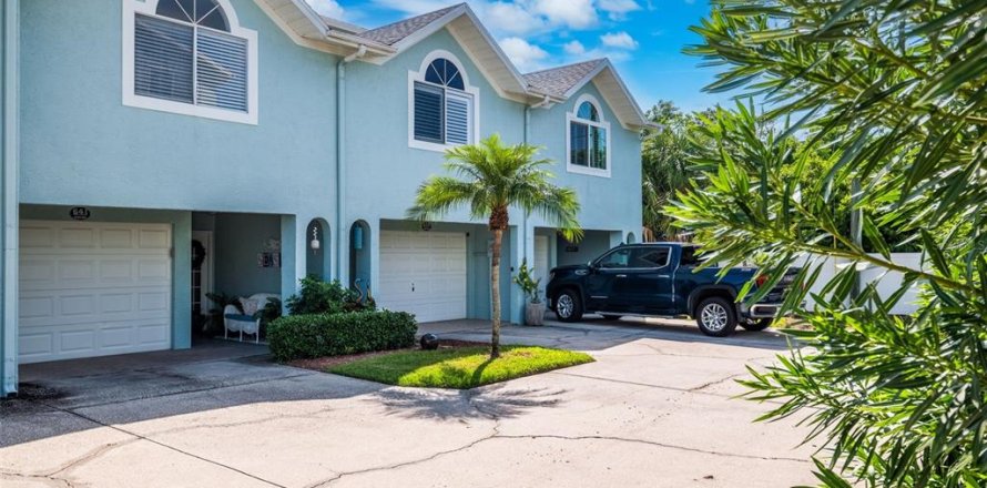 Townhouse in Indian Rocks Beach, Florida 2 bedrooms, 136.1 sq.m. № 1771625