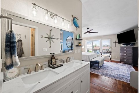 Townhouse in Indian Rocks Beach, Florida 2 bedrooms, 136.1 sq.m. № 1771625 - photo 25