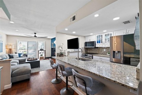 Townhouse in Indian Rocks Beach, Florida 2 bedrooms, 136.1 sq.m. № 1771625 - photo 9