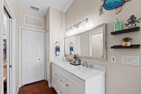 Townhouse in Indian Rocks Beach, Florida 2 bedrooms, 136.1 sq.m. № 1771625 - photo 23
