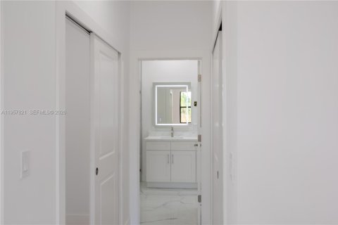 House in Lehigh Acres, Florida 4 bedrooms, 153.29 sq.m. № 2019542 - photo 7