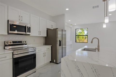 House in Lehigh Acres, Florida 4 bedrooms, 153.29 sq.m. № 2019542 - photo 4