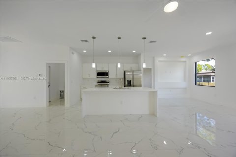 House in Lehigh Acres, Florida 4 bedrooms, 153.29 sq.m. № 2019542 - photo 14