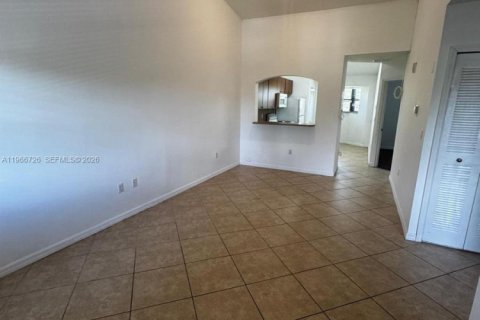 Condo in Cutler Bay, Florida, 2 bedrooms  № 2081337 - photo 7