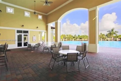 Condo in Cutler Bay, Florida, 2 bedrooms  № 2081337 - photo 17